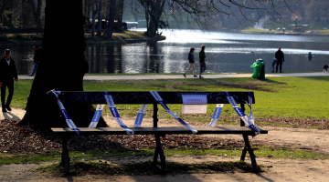 bank in park van Brussel afgesloten door corona