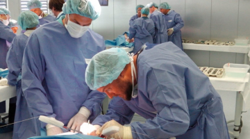 chirurgen aan het opereren