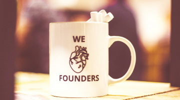 tas met 'we heart founders' erop