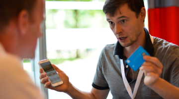 Alexander Vasylchenko demonstreet zijn project.