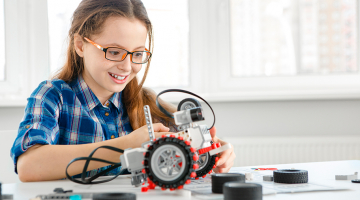 Meisje bouwt aan een robot