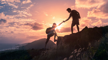 hikers die elkaar een handje helpen