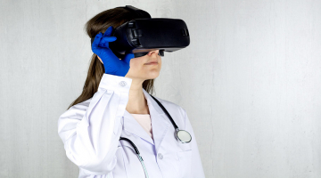 Verpleegster met VR bril
