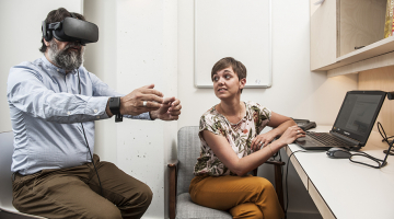 Virtual Reality setting met patiënt in een stresserende verkeerssituatie.