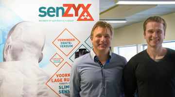 Pat Van Roey voor een Senzyx display