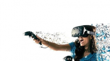 vrouw is VR-game aan het spelen