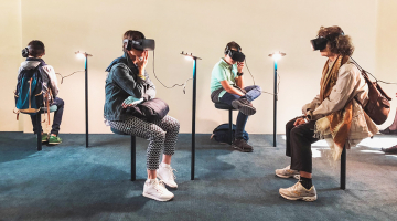 Mensen doen een spel met VR bril