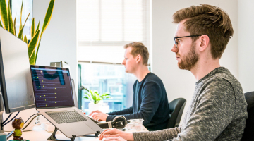 jonge mannen aan het werk op kantoor