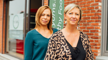 Sophie Van Spauwen (l) en Sofie Schoebrechts (r), zaakvoersters van YUMS