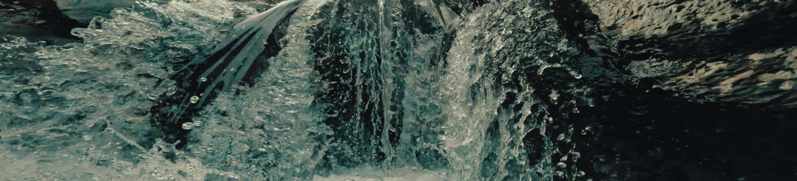 Vallend water van rotsen