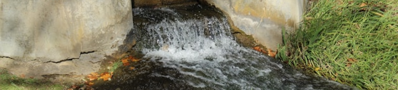 Waterstroom uit ondergrondse riolering