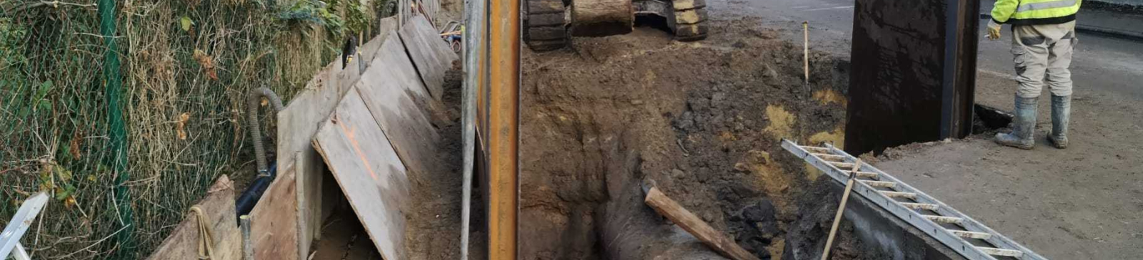 open gegraven straat met waterleiding