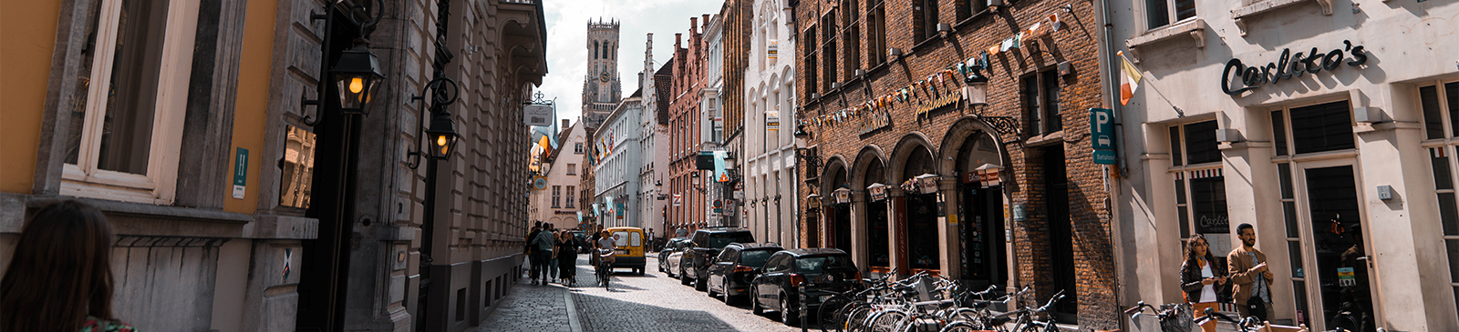 Straat met handelszaken in Brugge - foto van Unsplash