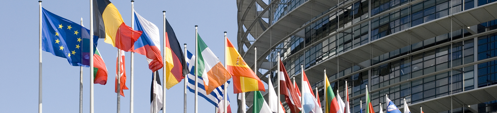 Vlaggen aan het Europees parlement in Brussel