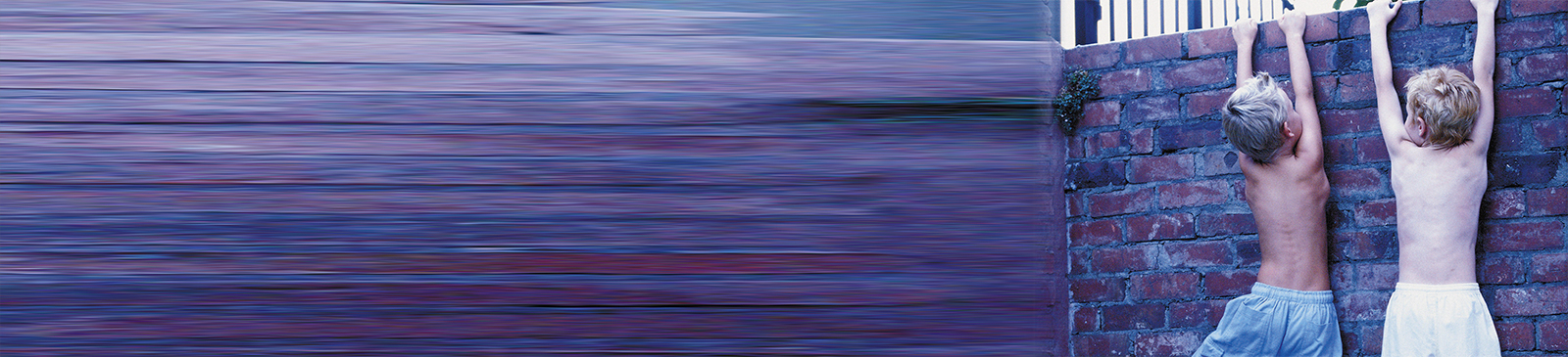 jongetjes hangen aan een muur