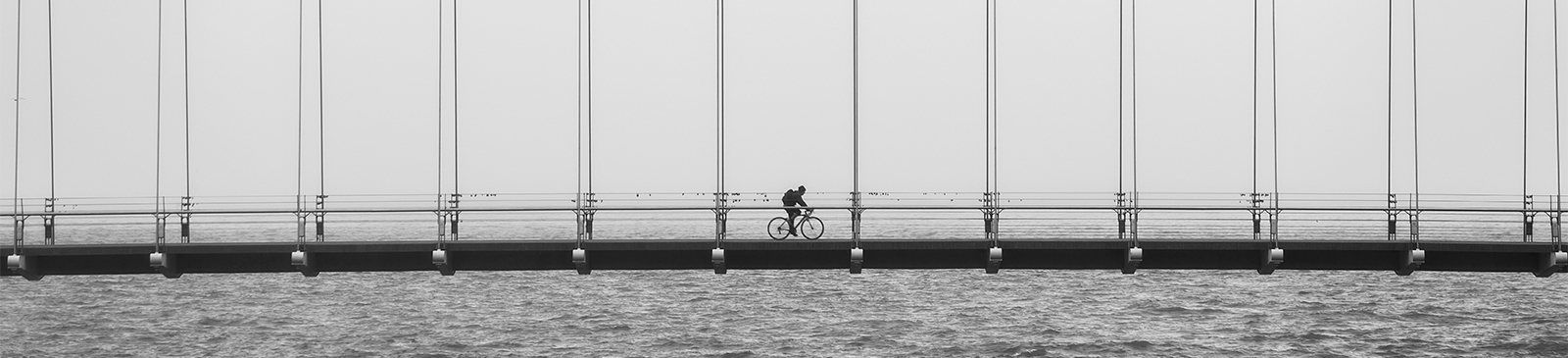 eenzame fietser op een brug