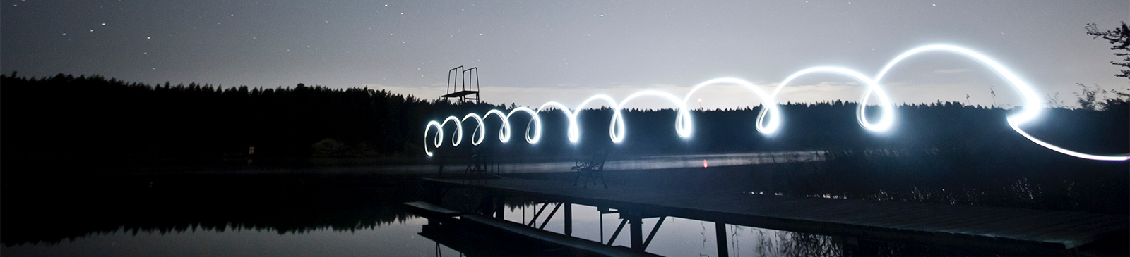 Bizar licht boven brug - foto van unsplash